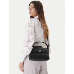 Torebka Calvin Klein. Czarne torebki klasyczne damskie CALVIN KLEIN, bez wzorów, bez dodatków. Za 569.99 zł.