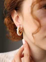 Pierres delicates Pozłacane kolczyki-półkreole z perłami rozmiar: onesize. Żółte kolczyki damskie Pierres delicates, z perłą, pozłacane. Za 82.83 zł.