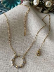 Luseera Pozłacany naszyjnik z elementem ozdobnym - dł. 45 cm rozmiar: onesize. Żółte naszyjniki damskie Luseera, pozłacane. Za 39.99 zł.