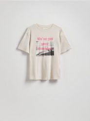T-shirt z nadrukiem - jasnoszary. Szare t-shirty damskie Reserved, l, bez wzorów, z bawełny, bez kołnierzyka. W wyprzedaży za 39.99 zł.