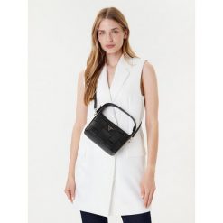 Torebka Guess. Czerwone torebki klasyczne damskie Guess, z aplikacjami, bez dodatków. Za 634.99 zł.