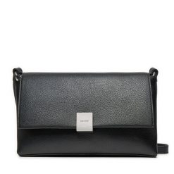 Torebka Calvin Klein. Czarne torebki klasyczne damskie CALVIN KLEIN, bez wzorów, bez dodatków. Za 289.99 zł.