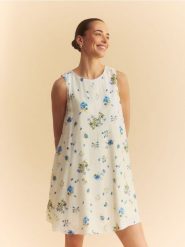 Wzorzysta sukienka z wiskozą - różowy. Czerwone sukienki damskie Reserved, l, bez wzorów, z tkaniny, bez kołnierzyka, bez ramiączek. Za 139.99 zł.