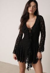Czarna Koronkowa Sukienka z Falbankami i Wiązaniem przy Dekolcie Delanatea. Czarne sukienki damskie Born2be, na co dzień, na lato, l, bez wzorów, z koronki, eleganckie, bez kołnierzyka, bez ramiączek, mini. Za 179.99 zł.