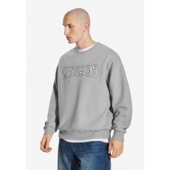Bluza sportowa męska Prosto Graffiti Logo bez kaptura. Szare bluzy bez kaptura męskie Prosto., bez wzorów, sportowe, bez kołnierzyka, bez ramiączek. W wyprzedaży za 179.99 zł.
