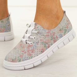 Białe multi ażurowe skórzane półbuty damskie Filippo Dp7671/26. Białe półbuty damskie Filippo, w ażurowe wzory, z jeansu, casualowe, z okrągłym noskiem, bez obcasa, na płaskiej podeszwie. Za 219.00 zł.