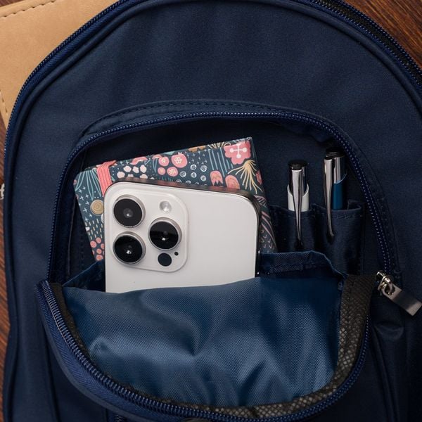 Plecak plecaczek damski mały lekki dwukomorowy wodoodporny elegancki granatowy Beltimore R37. Niebieskie plecaki damskie bez wzorów, eleganckie. Za 59.90 zł.