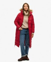 Długi pikowany płaszcz z kapturem z futerkiem sztucznym. Czerwone płaszcze damskie Superdry., l, bez wzorów, z nylonu, eleganckie. Za 529.50 zł.
