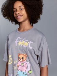 Bawełniany t-shirt z nadrukiem - ciemnoszary. Szare koszulki dziewczęce Reserved, bez wzorów, z bawełny, bez ramiączek. W wyprzedaży za 25.99 zł.