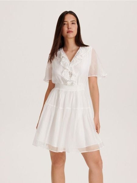 Sukienka z lyocellem - biały. Białe sukienki damskie Reserved, l, bez wzorów, z lyocellu, bez kołnierzyka, bez ramiączek, mini. W wyprzedaży za 59.99 zł.