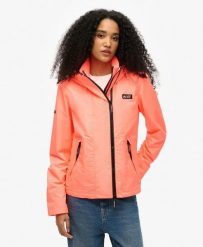 Superdry Kurtka wiatrówka Mountain z kapturem z recyklingowanego poliestru. Brązowe kurtki damskie Superdry., bez wzorów, z poliesteru, z kapturem. Za 382.80 zł.