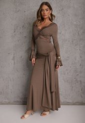 Brązowa Wiskozowa Sukienka Wieczorowa z Falbanami Koronką i Wiązanym Trenem Lenivna. Brązowe sukienki damskie Renee, na imprezę, m, bez wzorów, z koronki, wizytowe, bez kołnierzyka, bez ramiączek, maxi. Za 199.99 zł.