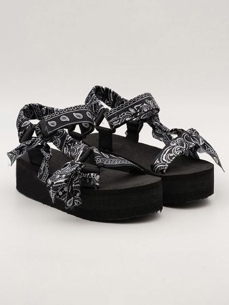 Bellucci Sandały w kolorze czarnym rozmiar: 37. Czarne sandały damskie Bellucci, bez wzorów, bez obcasa, na koturnie. Za 66.16 zł.