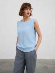 BGN Bluzka w kolorze błękitnym rozmiar: 40. Niebieskie bluzki damskie BGN, bez wzorów, z wiskozy, bez kołnierzyka, bez ramiączek. Za 139.87 zł.