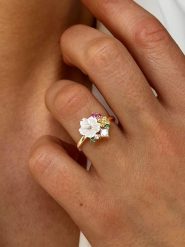 Les Petites Précieuses Pozłacany pierścionek z masą perłową i cyrkoniami rozmiar: 60. Białe pierścionki damskie Les Petites Précieuses, z cyrkonią, pozłacane. Za 191.88 zł.