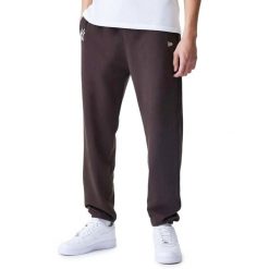 Spodnie New Era Mlb Midi Le Jogger Bb Neyyan Brs Dorośli. Brązowe spodnie materiałowe męskie New Era, bez wzorów. Za 215.35 zł.