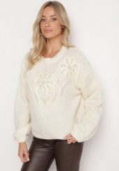 Beżowy Sweter o Prostym Kroju z Ozdobną Aplikacją w Kształcie Kwiatów z Perełkami Heditana. Brązowe swetry klasyczne damskie Born2be, uniwersalny, z jeansu, bez kołnierzyka. Za 159.99 zł.
