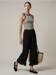 Spodnie z falbankami i wiskozą - czarny. Czarne spodnie materiałowe damskie Sinsay, bez wzorów, z wiskozy. Za 49.99 zł.