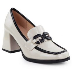 Lakierowane półbuty damskie na słupku beżowe Potocki SZ12553. Brązowe półbuty damskie POTOCKI, bez wzorów, z lakierowanej skóry, eleganckie, bez obcasa, na słupku. Za 159.99 zł.