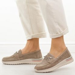 Fango skórzane półbuty damskie Evento 18-29. Brązowe półbuty damskie Evento, w ażurowe wzory, z jeansu, casualowe, z okrągłym noskiem, bez obcasa, na płaskiej podeszwie. W wyprzedaży za 206.10 zł.