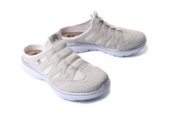 RIEKER M5095-60 beige, klapki damskie. Brązowe klapki damskie Rieker, bez wzorów, bez obcasa. Za 254.93 zł.