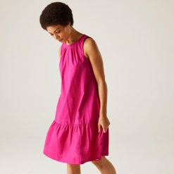 Sukienka do chodzenia damska Trisa. Czerwone sukienki damskie Regatta, bez wzorów, z bawełny, eleganckie, bez kołnierzyka, bez ramiączek, sportowe. W wyprzedaży za 153.75 zł.