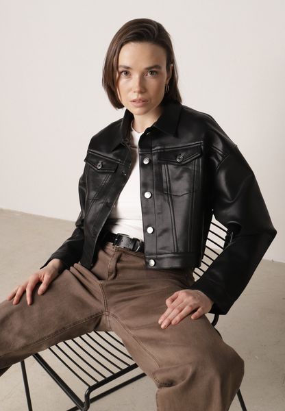 Czarna Kurtka Ramoneska o Krótkim Koszulowym Kroju Savalorne. Czarne kurtki damskie Born2be, l, bez wzorów, z jeansu, bez kaptura. Za 89.99 zł.