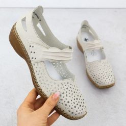 Skórzane półbuty damskie na rzep ażurowe beżowe Rieker 41399-60. Brązowe półbuty damskie Rieker, w ażurowe wzory, ze skóry, bez obcasa. Za 319.00 zł.