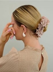 Kolczyki łezki - kremowy. Białe kolczyki damskie Sinsay. Za 9.99 zł.