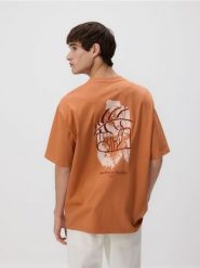 T-shirt boxy z nadrukiem na plecach - brzoskwiniowy. Pomarańczowe t-shirty męskie Reserved, l, bez wzorów, z bawełny, bez kołnierzyka. Za 79.99 zł.