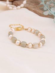 Pierres de Jade Pozłacana bransoletka z perłami i amazonitami rozmiar: onesize. Białe bransoletki damskie Pierres de Jade, pozłacane. Za 43.99 zł.