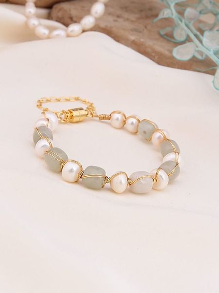 Pierres de Jade Pozłacana bransoletka z perłami i amazonitami rozmiar: onesize. Białe bransoletki damskie Pierres de Jade, pozłacane. Za 43.99 zł.