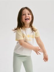 T-shirt z nadrukiem - jasnożółty. Żółte koszulki dziewczęce Reserved, m, bez wzorów, z bawełny, bez ramiączek. W wyprzedaży za 9.99 zł.