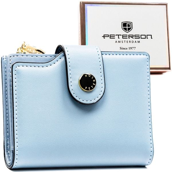 Średni portfel damski ze skóry ekologicznej w niebieskim kolorze, mieści dowód rejestracyjny PTN 012-JK6 Peterson. Niebieskie portfele damskie Peterson, bez wzorów, ze skóry ekologicznej. Za 76.99 zł.