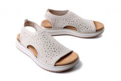 RIEKER REMONTE D1J55-60 beige, sandały damskie. Brązowe sandały damskie Rieker Remonte, bez wzorów, bez obcasa, na koturnie. Za 279.92 zł.