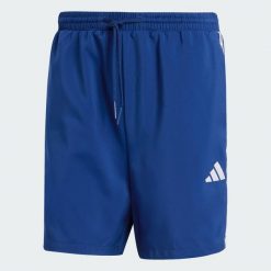 Szorty Essentials 3-Stripes Chelsea. Białe szorty męskie Adidas, bez wzorów, z materiału, klasyczne. Za 119.00 zł.