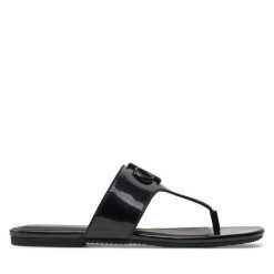 Japonki Calvin Klein Jeans. Czarne klapki damskie Calvin Klein Jeans, bez wzorów, z jeansu, bez obcasa. Za 219.99 zł.