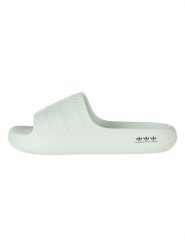 Adidas Klapki "Adilette Ayoon" w kolorze zielonym rozmiar: 43. Zielone klapki damskie Adidas, bez wzorów, bez obcasa. Za 92.21 zł.