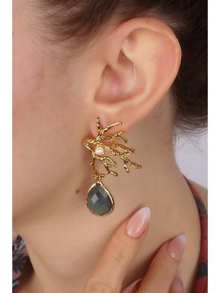 Pierres delicates Pozłacane kolczyki-wkrętki z labradorytami rozmiar: onesize. Szare kolczyki damskie Pierres delicates, z labradorytem, pozłacane, z zapięciem typu bigiel. Za 78.47 zł.