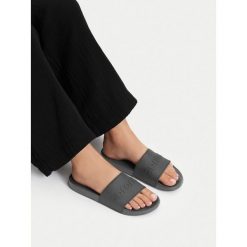 Klapki Sprandi. Czarne klapki damskie Sprandi, bez wzorów, bez obcasa. Za 49.99 zł.