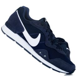 Buty męskie sportowe do chodzenia NIKE VENTURE RUNNER. Białe buty sportowe na co dzień męskie Nike, bez zapięcia, trekkingowe. Za 299.00 zł.