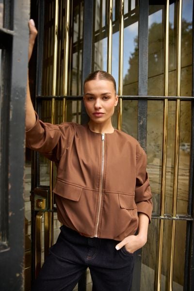 Krótka kurtka brązowa. Brązowe kurtki damskie MOODO, l, bez wzorów, z poliesteru, bez kaptura. Za 159.99 zł.