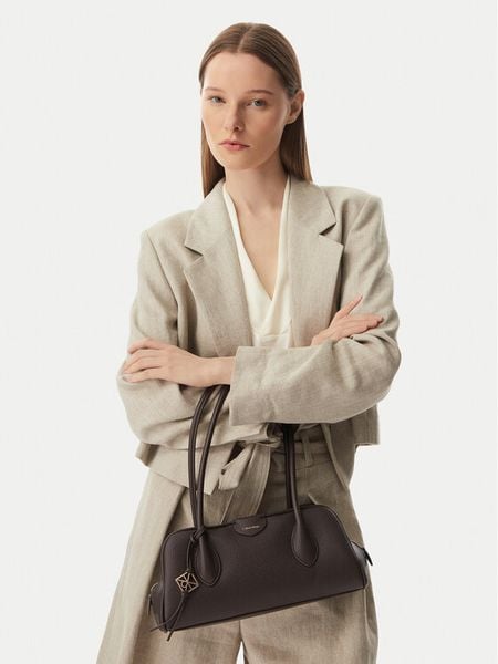 Calvin Klein Torebka Emblem Trio Pebble LV04F3743G Brązowy. Brązowe torebki klasyczne damskie CALVIN KLEIN, bez wzorów, ze skóry, bez dodatków. Za 649.99 zł.