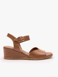 Brązowe sandały na koturnie. Brązowe sandały damskie Ryłko, bez wzorów, ze skóry, bez obcasa, na koturnie. Za 399.99 zł.