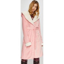 Chelsea Peers - Szlafrok Plain Pink Gown. Czerwone szlafroki damskie Chelsea Peers, xs, bez wzorów, z dzianiny. W wyprzedaży za 129.90 zł.