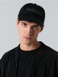 Czapka z daszkiem z haftowanym napisem - czarny. Czarne czapki męskie Sinsay, bez wzorów. Za 19.99 zł.