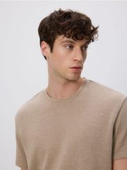 T-shirt boxy z bawełną - beżowy. Brązowe t-shirty męskie Reserved, l, bez wzorów, z bawełny, bez kołnierzyka. W wyprzedaży za 39.99 zł.