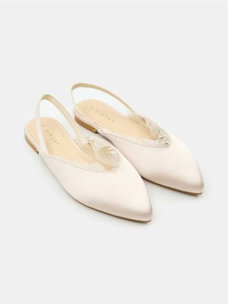 Baleriny ze szpiczastym noskiem i koronką - kremowy. Białe baleriny damskie Sinsay, bez wzorów, z koronki, bez obcasa. Za 49.99 zł.