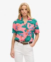 Superdry Koszula Beach Resort z 100% wiskozy, wzorzysta. Czerwone koszule damskie Superdry., na lato, bez wzorów, z wiskozy, klasyczne, bez kołnierzyka, bez ramiączek. Za 215.10 zł.