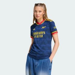 Koszulka wyjazdowa Arsenal FC 26/27. Niebieskie t-shirty damskie Adidas, l, bez wzorów, z dzianiny, bez kołnierzyka. Za 439.00 zł.